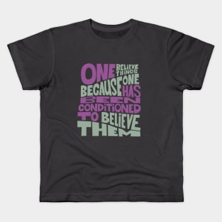 „One believes things because one has been conditioned to believe them.“ Kids T-Shirt